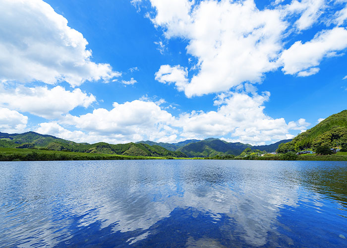 湖面にうつる青空と白い雲